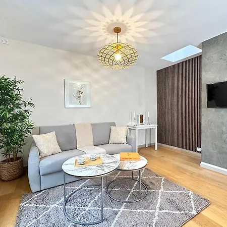 1561 - Family In Olympic Games 2024 Apartment